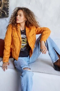 Only T-shirt Onllucy Reg S/s Sunflower Top Box 15286708 Black/lawrence Dames Maat - XL -Only 799x1200 46