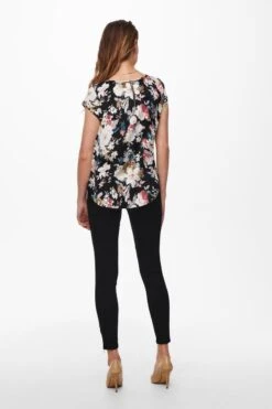 ONLY ONLVIC S/S AOP TOP NOOS PTM Dames Top - Maat 42 15 ONLY ONLVIC S/S AOP TOP NOOS PTM Dames Top - Maat 42 -Only 800x1200 142